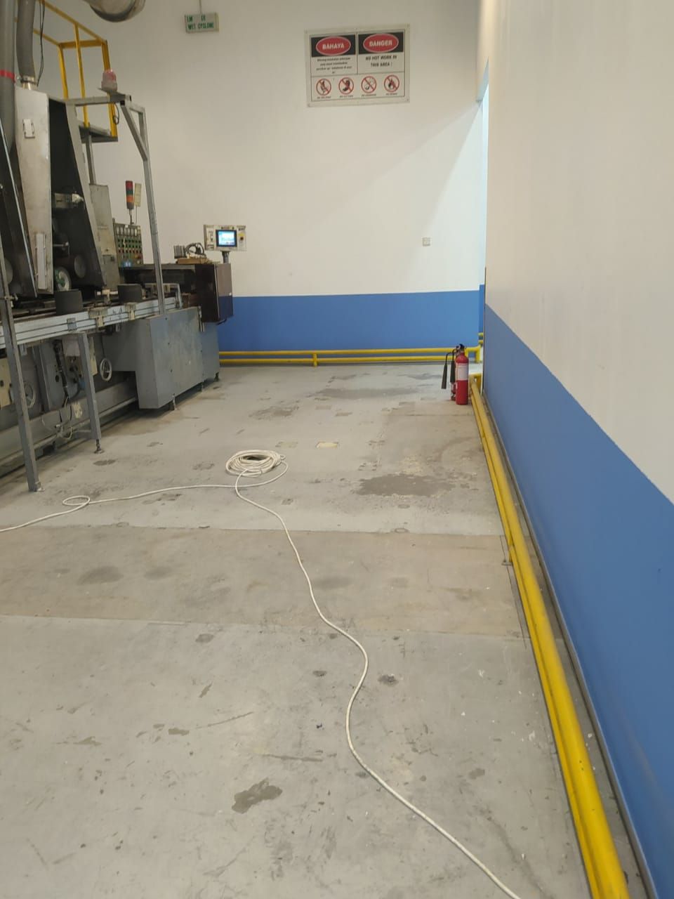 Sebelum: lantai beton sebelum dilapisi epoxy