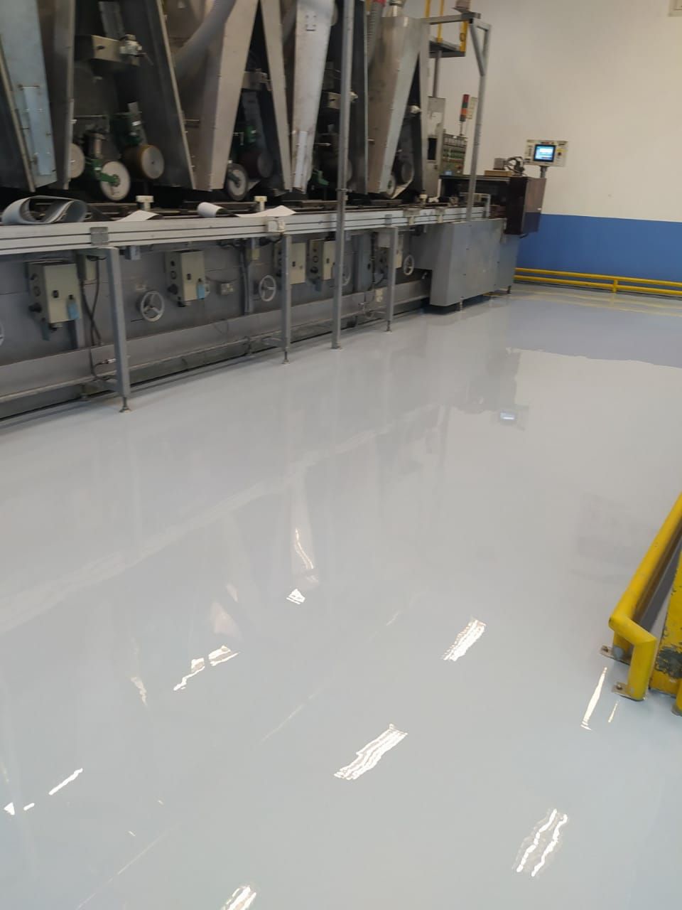Sesudah: lantai epoxy glossy selesai